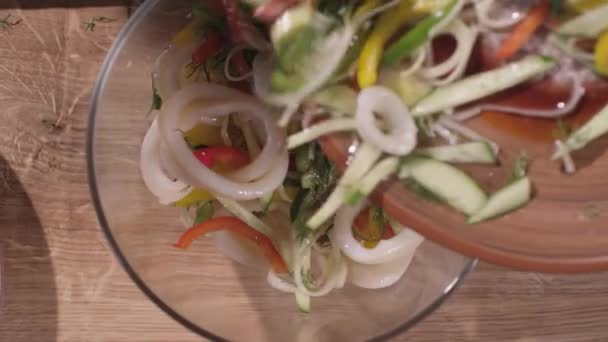 Mezcla una ensalada con cucharas de madera — Vídeos de Stock