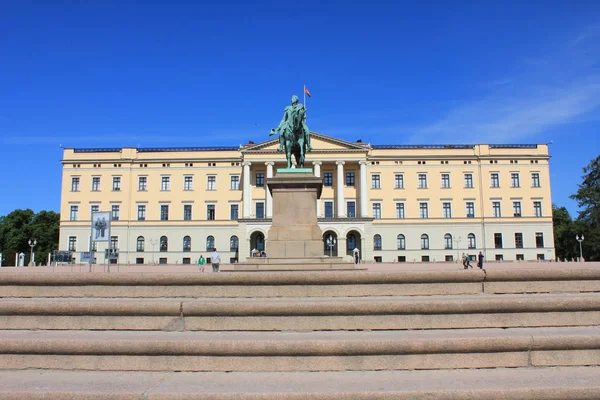 Escaleras frente al Palacio Real de Oslo, Noruega, Escandinavia — Foto de Stock