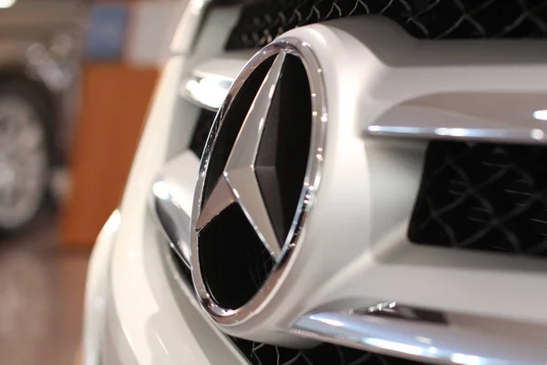 Mercedes logo in auto — Foto Stock