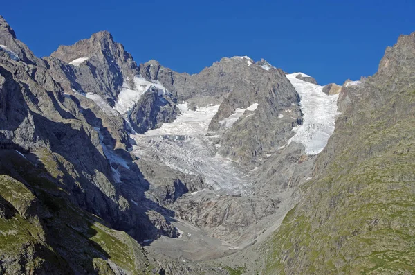 Paesaggi montani estivi con cime e ghiacciaio — Foto Stock
