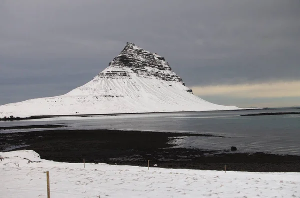 Paisaje Invernal Islandia Una Montaña Bajo Nieve Junto Mar — Foto de Stock
