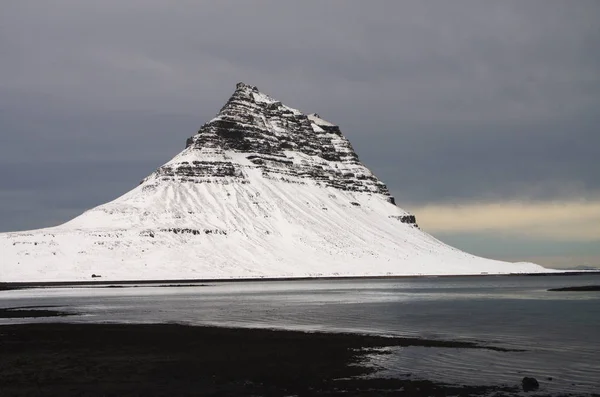 Paisaje Invernal Islandia Una Montaña Bajo Nieve Junto Mar — Foto de Stock