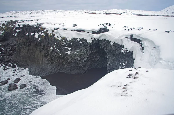 Paisaje Invernal Islandés Roca Volcánica Negra Bajo Nieve Orilla Del — Foto de Stock