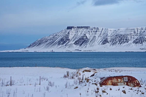 冬のアイスランドの風景 フィヨルドの海岸で雪下山 — ストック写真
