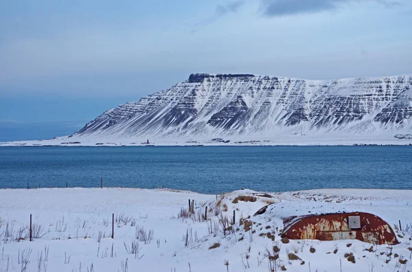 Ijslandse Landschap Winter Berg Onder Sneeuw Aan Kust Een Fjord — Stockfoto