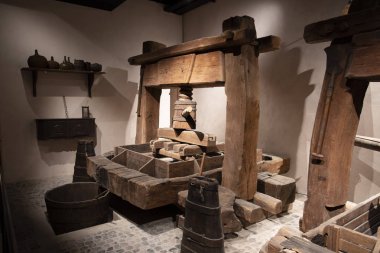 Şarap yapmak için eski ahşap üzüm sıkacağı.