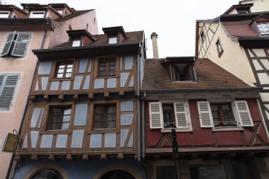 Colmar 'daki tipik Alsas evlerinin mimarisi