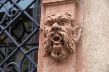 Alsace 'de bir evin ön cephesinde gargoyle