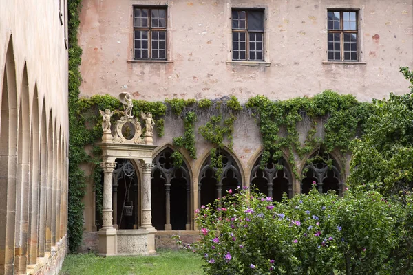 Garden Cloister Well — Zdjęcie stockowe