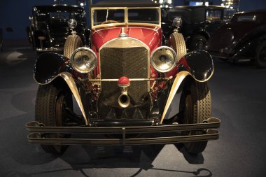 Eski bir arabanın ön tarafı.