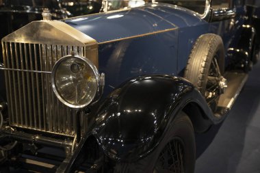 Eski bir arabanın ön tarafı.