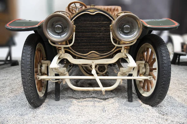 Fronte Una Vecchia Auto Epoca — Foto Stock