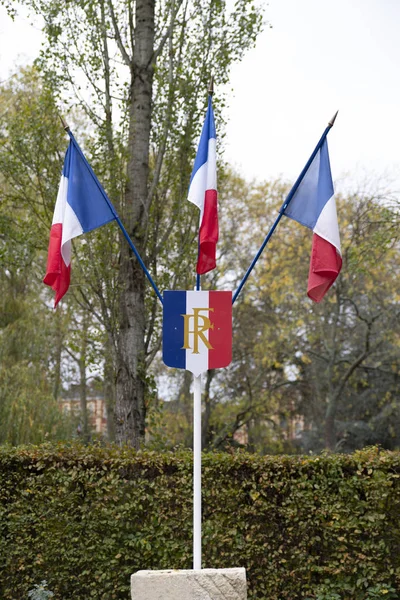 Bandera Francesa Frente Una Cresta Francesa Con Escrito Ella República — Foto de Stock