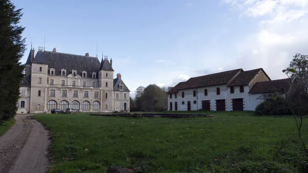 法国勃艮第农村的古堡和农舍 — 图库照片