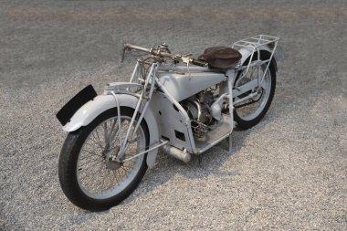 Eski model gri motosiklet