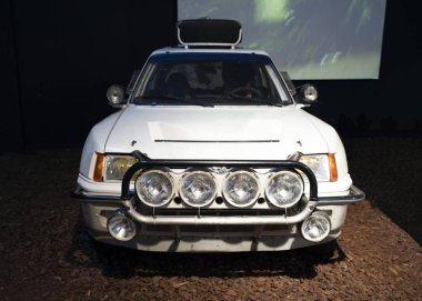 Eski beyaz rali arabası 