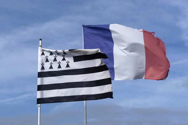 Bandeiras Francesas Bretãs Voam Céu Azul — Fotografia de Stock