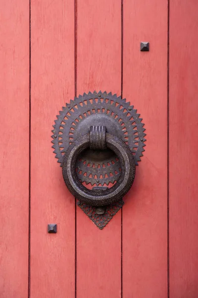 Detalle Una Puerta Entrada Una Iglesia Madera Roja Con Una —  Fotos de Stock