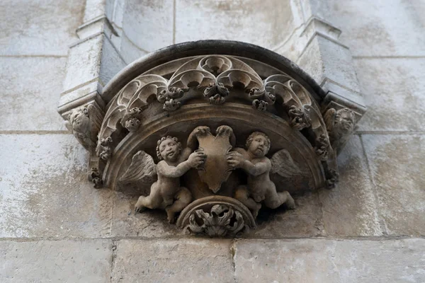 Деталь Скульптуры Ангелов Фасаде Церкви Труа Франция — стоковое фото