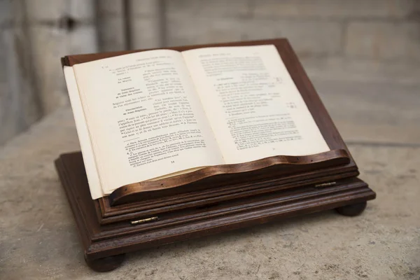 Ancien Livre Messe Ouvert Sur Autel Avec Passage Bible Français — Photo