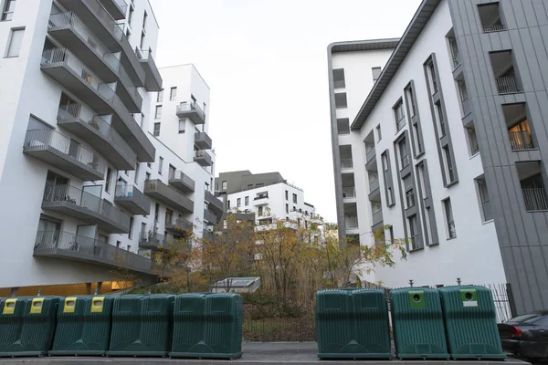 Mülltonnen Einem Zentrum Von Massy Frankreich Vor Einem Gebäude — Stockfoto