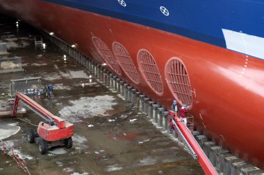 Tamir için limanda bir gemi.