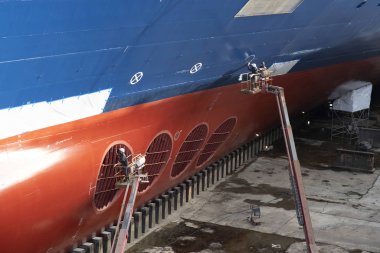 Tamir için limanda bir gemi.