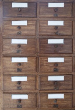 Ahşap çekmeceli eski ilaç dolabı.