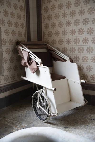 Stary Wózek Inwalidzki Opuszczonym Szpitalu — Zdjęcie stockowe