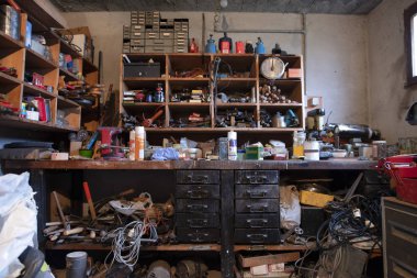 Bir evde tamirci tezgahı.