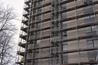 Tamir edilmiş bir binanın iskelesi.