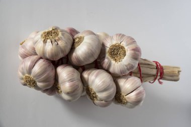 Siyah arka planda beyaz ve mor sarımsak kafa.