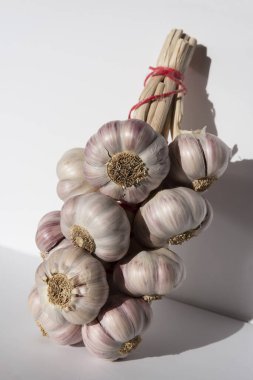 Beyaz arka planda beyaz ve mor sarımsak kafa.