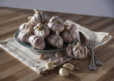 Masadaki bir tabakta sarımsak kafalar