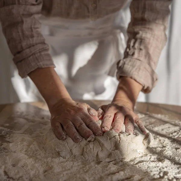 Крупный План Рук Женщины Смешивающей Тесто Хлеба — стоковое фото