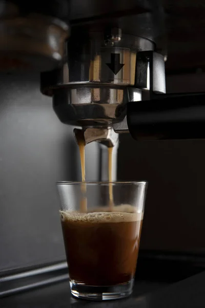 Kahve makinesinin fincanlara kahve doldurduğu yakın plan.