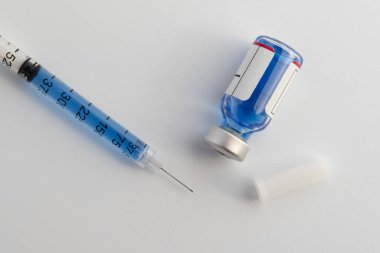 Bir şırınga ve şırınga solüsyonunun yakın plan çekimi.