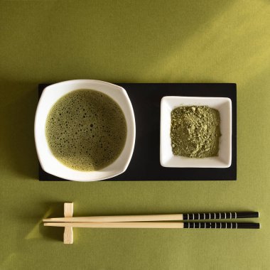 Yeşil arka planda pudra ve kibrit çayı 