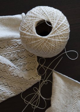 Topla ve iğnelerle örülmüş kumaşın yakın çekimi.