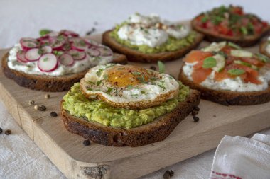 Avokado, yumurta ve somonlu aperatif sandviçler. ...