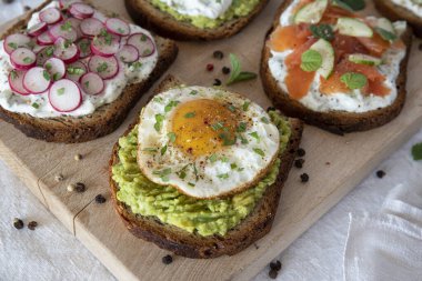 Avokado, yumurta ve somonlu aperatif sandviçler. ...