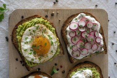 Avokado, yumurta ve somonlu aperatif sandviçler. ...