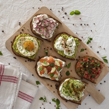 Avokado, yumurta ve somonlu aperatif sandviçler. ...