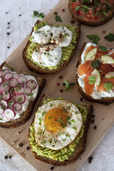 Avokado, yumurta ve somonlu aperatif sandviçler. ...