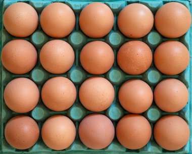 Kutudaki çiğ yumurtaları yakın plan çek.
