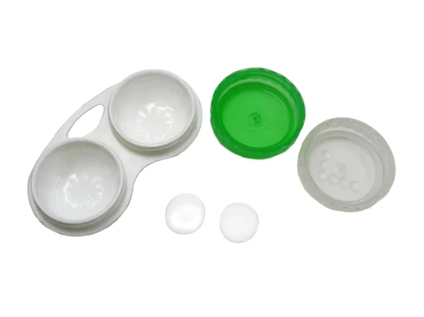 Duas lentes de contato e o recipiente para eles em um backgroun branco — Fotografia de Stock