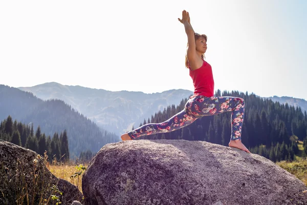 Młoda kobieta robi joga na skale — Zdjęcie stockowe