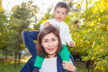 Asya ile torununu parkta oynarken büyükanne