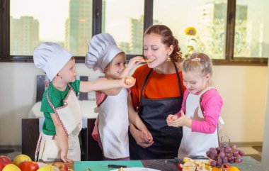 Üç sevimli çocuklar mutfakta meyve salatası hazırlama