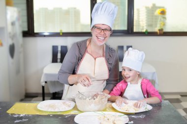 Çocukların güzel bir pasta hazırlama anne ile birlikte